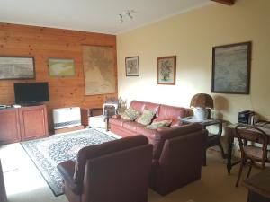 uma sala de estar com um sofá e uma mesa em Twomey's Cottage em Queenscliff