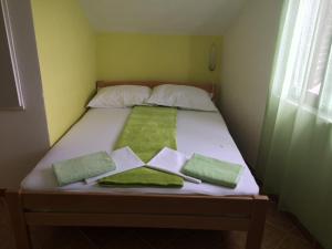 Postel nebo postele na pokoji v ubytování Apartments Nina