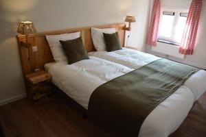 A bed or beds in a room at De Rulse Hoeve