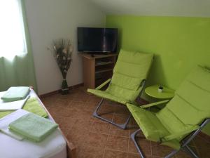 TV a/nebo společenská místnost v ubytování Apartments Nina