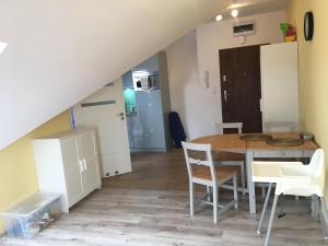 Kuchyňa alebo kuchynka v ubytovaní Na Fali Apartament w Karwi