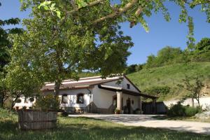 een huis met een groene heuvel erachter bij Agriturismo Il Regio Tratturo in Baselice