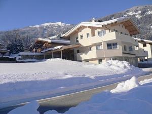 ein Haus mit Schnee davor in der Unterkunft Haus Markus in Fügen