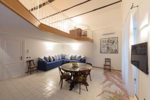 アマルフィにあるディモーレ デ ルカのリビングルーム(青いソファ、テーブル付)