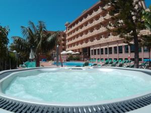 Bazén v ubytování Hotel Victoria Playa nebo v jeho okolí