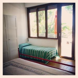 una stanza con due letti e due finestre di roseto holidays a Roseto degli Abruzzi Altre 34 foto