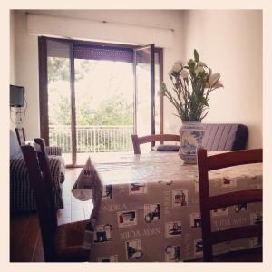 una camera con tavolo e scatola di roseto holidays a Roseto degli Abruzzi