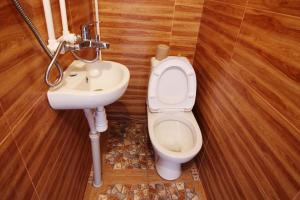 Bilik mandi di Sheni Hostel