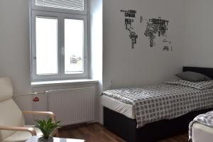 1 dormitorio con cama y ventana en CityApartment-Maribor, en Maribor