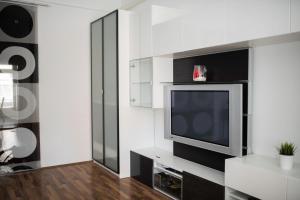 En tv och/eller ett underhållningssystem på CityApartment-Maribor
