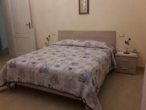 パチェーコにあるDatterinaのベッドルーム1室(ベッド1台、ドレッサー、ベッドカバー付)