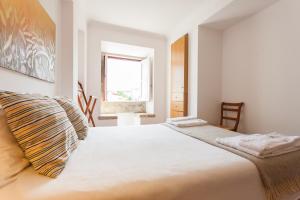 リスボンにあるFLH Olivais Cozy Flatのベッドルーム(大きな白いベッド1台、窓付)
