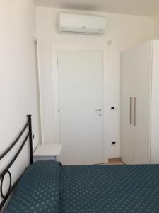 MassignanoにあるCasa Massiniusのベッドルーム1室(ベッド1台、白いクローゼット付)