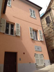 MassignanoにあるCasa Massiniusの白窓と扉が付いたピンクの建物