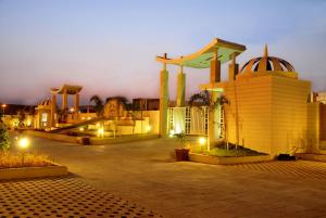 ein Parkplatz mit Schlittschuhpark in der Nacht in der Unterkunft Cambay Grand Kukas in Jaipur