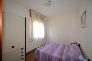ビビオーネにあるOrialfiの白いベッドルーム(ベッド1台、窓付)