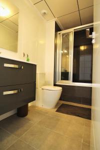 サン・ペドロ・デル・ピナタルにあるVilla Alegreのバスルーム(トイレ、洗面台付)、窓が備わります。