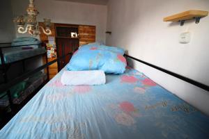 Katil atau katil-katil dalam bilik di Sheni Hostel