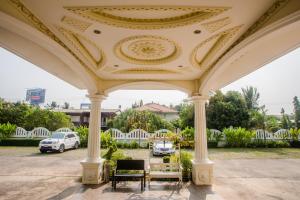 Monrawee Pavilion Resort外面的花园