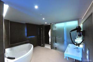 Un baño de Hotel & Spa Ciudad de Binéfar