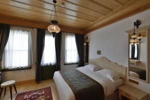 Postel nebo postele na pokoji v ubytování Catirga Konak Apartments