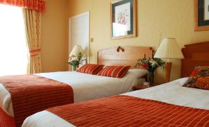 Uma cama ou camas num quarto em Clonakilty Park Hotel