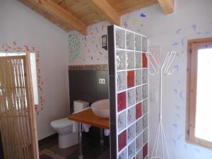 un bagno con un water e un lavandino di Casa Isabel a Olvés Altre 37 foto