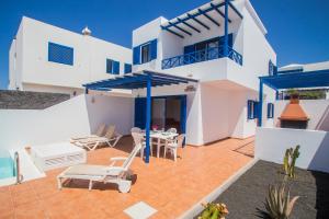 a villa with a patio and a house at Villa Aitonita in Playa Blanca