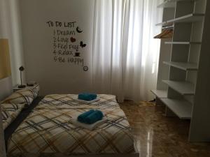 カンネロ・リヴィエーラにあるCasa MARTYのベッドルーム1室(ベッド1台、タオル2枚付)
