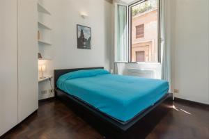 ローマにあるPalazzo Borghese Lovely Flatの大きな窓付きの客室のベッド1台分です。
