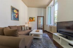 A television and/or entertainment centre at Palazzo Borghese Lovely Flat