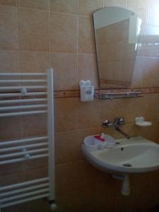 ポモリエにあるGuest House Villa Yavorov 2のバスルーム(洗面台、鏡付)