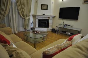 a living room with a couch and a coffee table at Apartamento Algarve Holidays in Faro