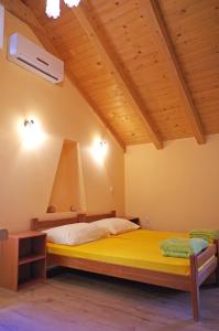 a bedroom with a large yellow bed in a room at apartman željana in Vis