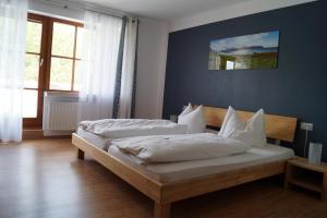 Postel nebo postele na pokoji v ubytování Gästehaus zur Mühle Dehm
