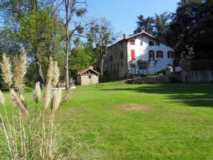 a large white house in a yard with a grass field at Chambres d'hôtes - B&B in Gétigné