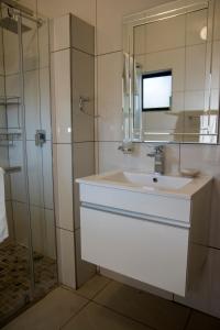 ein Bad mit einem Waschbecken und einem Spiegel in der Unterkunft Gariep Country Lodge in Prieska