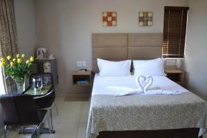 una camera da letto con un telo per il cuore di Mesami Hotel a Durban
