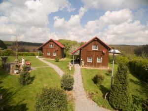 una vista aérea de dos casas de madera en un campo en Hagwaldhof, en Niederhofen