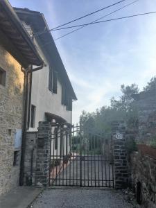- l'entrée d'une maison avec une porte en fer forgé dans l'établissement Villa al Castello Florence View, à Calenzano