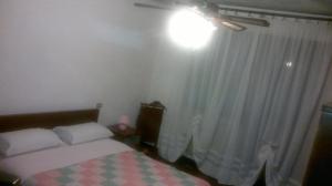 プレガンツィオールにあるWhite Chocolateのベッドルーム1室(ベッド1台、壁に照明付)