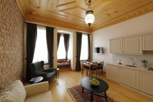 sala de estar con sofá y mesa en Catirga Konak Apartments, en Estambul