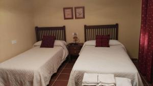 セグラ・デ・ラ・シエラにあるEl rincon de Pacoのベッド2台が隣同士に設置された部屋です。