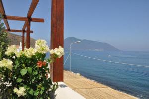 krzyż na boku budynku z kwiatami w obiekcie NerOssidiana sul mare di Lipari w mieście Lipari