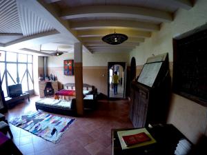 ein Wohnzimmer mit einem Sofa und einem Bett in einem Zimmer in der Unterkunft La Kasbah du M'goun in Timit