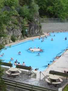 um grupo de pessoas a nadar numa piscina em Mountain View Radium Condo - Copper Horn Village em Radium Hot Springs