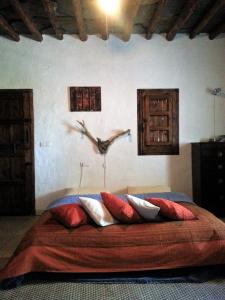 BérchulesにあるLuz y Pazのベッドルーム1室(大型ベッド1台、赤い枕付)