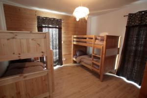 a bedroom with two bunk beds and a lamp at Les Chalets Du Grand Galibier in Valloire