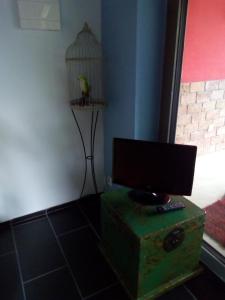 Televízia a/alebo spoločenská miestnosť v ubytovaní Bootshaus