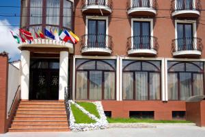 um edifício com bandeiras na frente em RHC Royal Hotel em Oradea